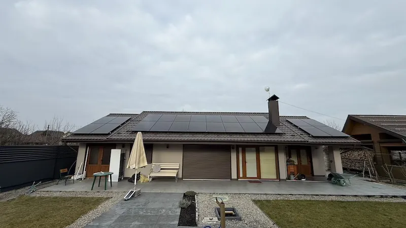 Гібридна СЕС 12 кВт у Чернієві — сонячні панелі JA Solar 450 Wp на даху приватного будинку