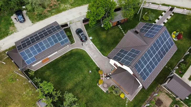 Гібридна СЕС 30 кВт в Івано-Франківську — панелі Jinko Solar на даху приватного будинку та навісі