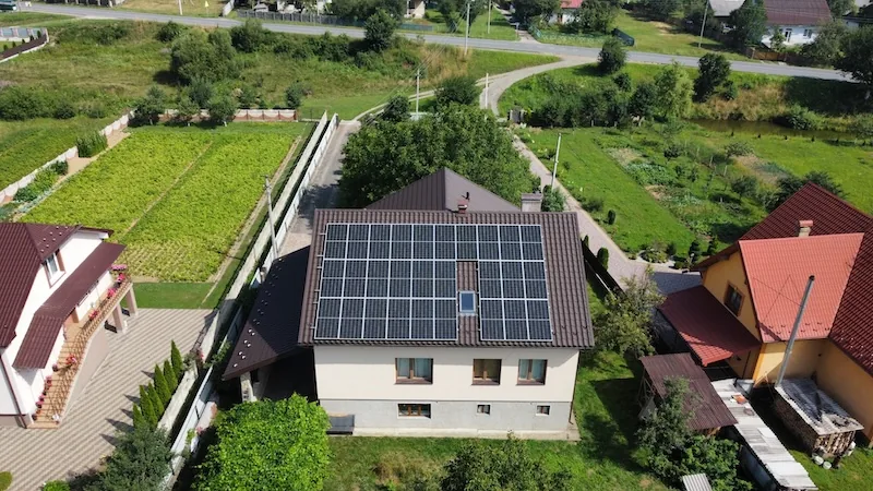 Мережева СЕС 15 кВт у Раковці — сонячні панелі Jinko Solar Tiger Neo на даху приватного будинку